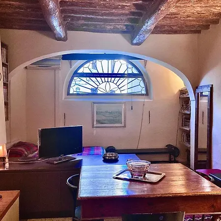 Very Central Studio Apartment Lägenhet
